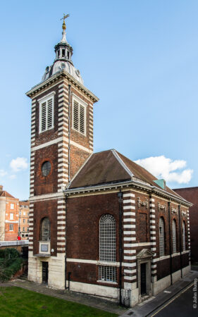 A different looking church by Christopher Wren with a red brick tower as well as nave. White Lion Hill and Queen Victoria Street are raised on two sides causing the church to be sunk about 4m below road level. (Jan22)