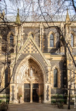 This church was rebuilt in the C19 in flint and stone. The south door leads out to a garden beside Borough Market. (Jan23)