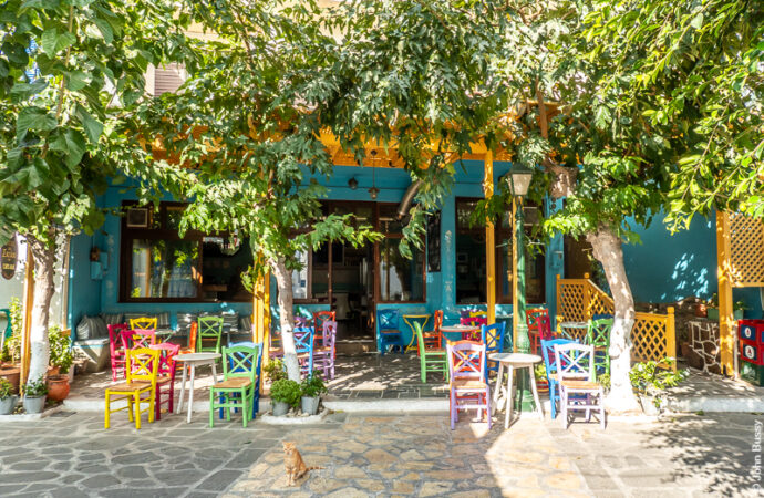 A colourful cafe on Fourni's "High Street". (Oct23)