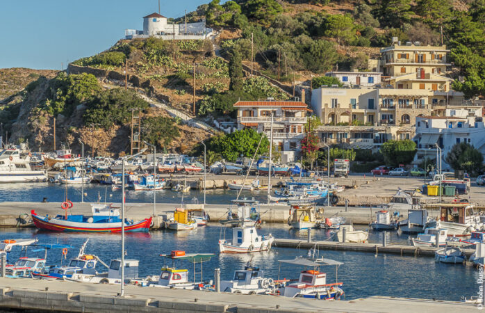 The harbour is enclosed by Fourni Town on 3 sides. Many fishing boats are moored here. (Oct24)