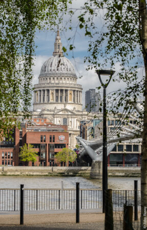 St Paul's , with the red-brick City of London School in front of it, seen from the south side of the river Thames. (Ap25)